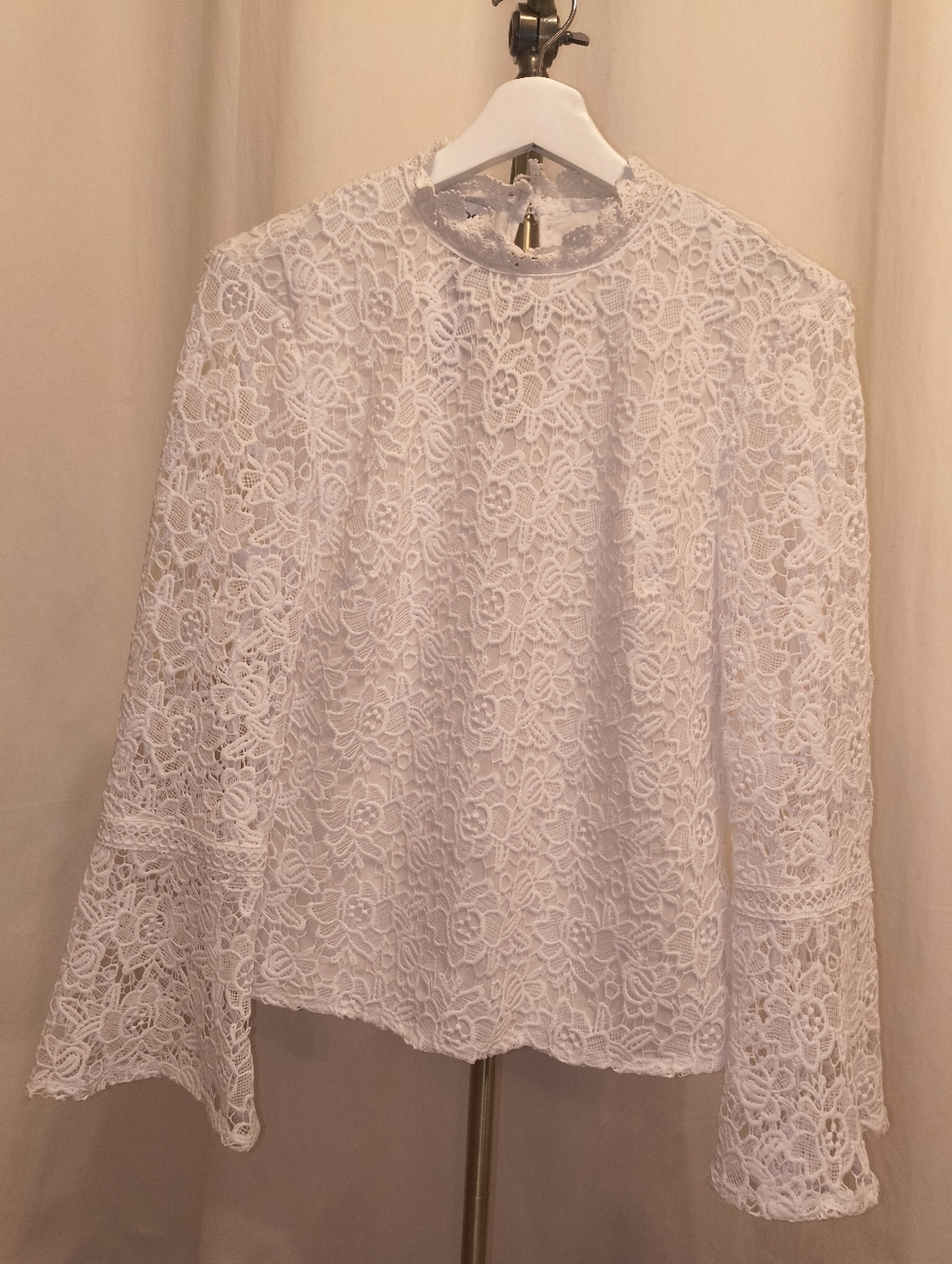 Women's bebe White Floral Lace Long-Sleeve Top